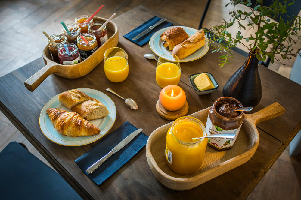 Petit déjeuner café-croissant - Chambres d'hôtes le Secret Ile de Ré